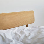 Alken bedframe van massief eikenhout met Scandinavisch design, met de hand gemaakt van duurzaam geproduceerd hout.