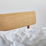 Alken bedframe van massief eikenhout met Scandinavisch design, met de hand gemaakt van duurzaam geproduceerd hout.