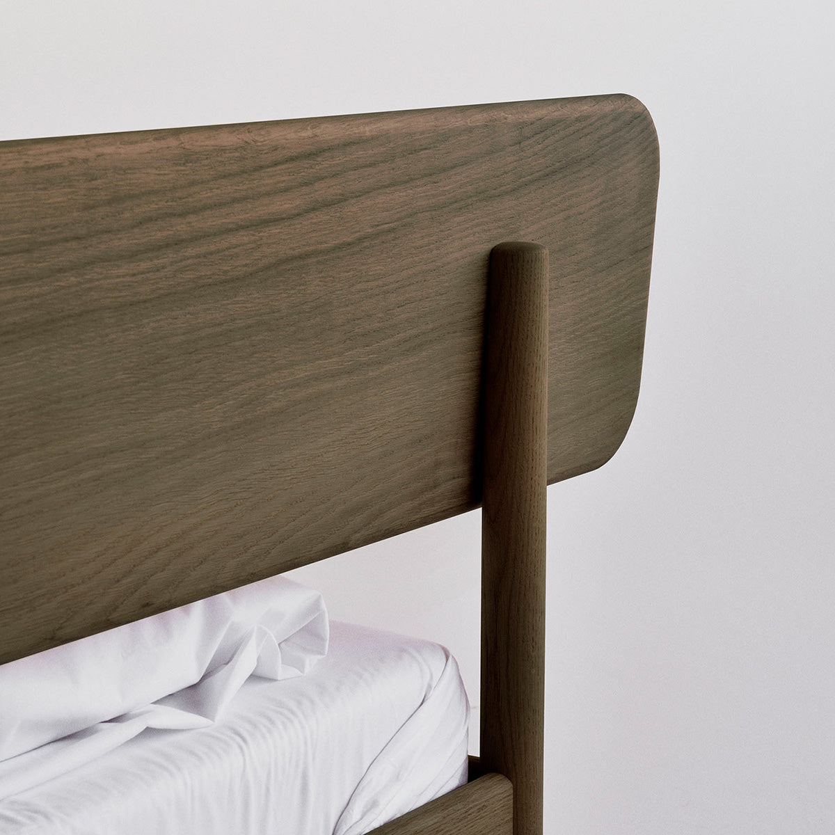 Alken bedframe van massief eikenhout met Scandinavisch design, met de hand gemaakt van duurzaam geproduceerd hout.