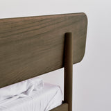 Alken bedframe van massief eikenhout met Scandinavisch design, met de hand gemaakt van duurzaam geproduceerd hout.