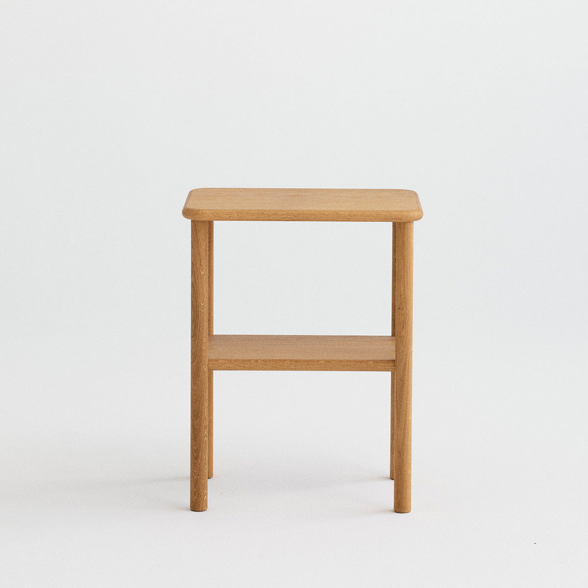 Alling bijzettafel van massief eikenhout met Scandinavisch ontwerp, handgemaakt in Europa.