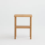Alling bijzettafel van massief eikenhout met Scandinavisch ontwerp, handgemaakt in Europa.