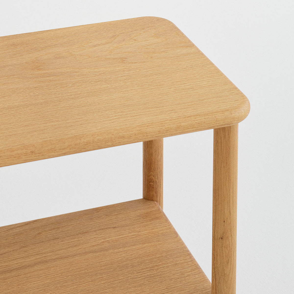 Alling bijzettafel van massief eikenhout met Scandinavisch ontwerp, handgemaakt in Europa.