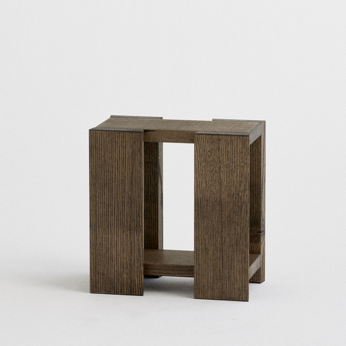 Etagère bijzettafel van massief eikenhout met zwaluwstaartverbinding, modulair en handgemaakt in Denemarken.