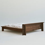 Hem bedframe van massief rood eikenhout met Scandinavisch design, handgemaakt in Denemarken.