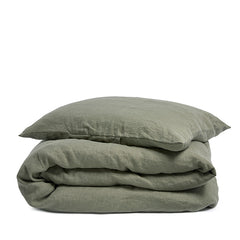 By Mölle's olive linen duvet cover, crafted from 100% pre-washed European flax linen, features a soft green hue inspired by olive tree leaves. This breathable and hypoallergenic fabric offers comfort year-round and is available with either wooden buttons or a tuck-in flap closure.