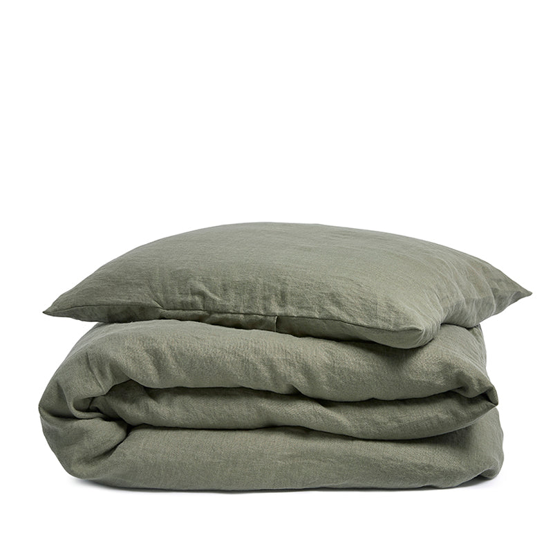 By Mölle's olive linen duvet cover, crafted from 100% pre-washed European flax linen, features a soft green hue inspired by olive tree leaves. This breathable and hypoallergenic fabric offers comfort year-round and is available with either wooden buttons or a tuck-in flap closure.