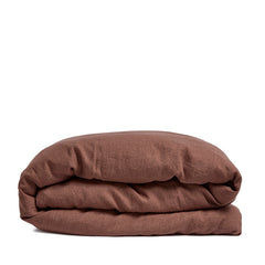 By Mölle's Terra linen duvet cover, crafted from 100% pre-washed European flax linen, features a deep, warm shade that pairs beautifully with blush and pink salt tones. The breathable and hypoallergenic fabric offers year-round comfort and is available with either wooden buttons or a tuck-in flap closure.
