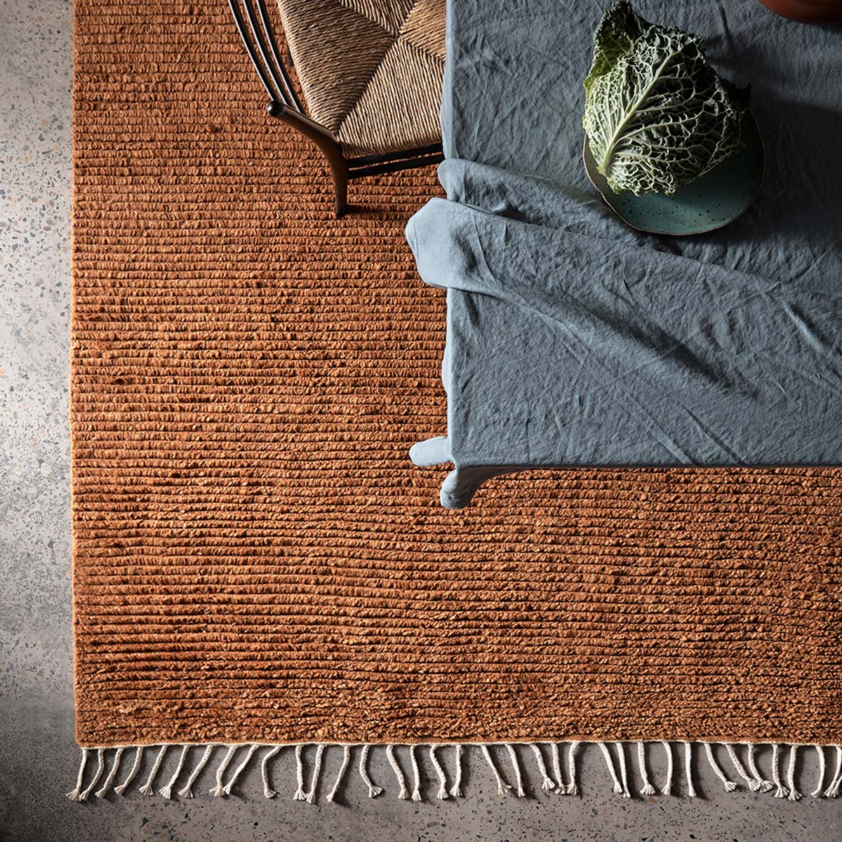 vloerkleed, tafel en stoel. Armadillo