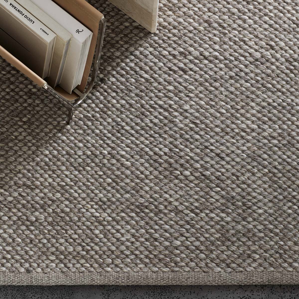 close up Pompeii-vloerkleed van By Mölle in kleur 'Rye' – handgemaakt, laagpolig, 100% wol, tijdloos design voor een warm interieur.vloerkleed armadillo