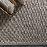 close up Pompeii-vloerkleed van By Mölle in kleur 'Rye' – handgemaakt, laagpolig, 100% wol, tijdloos design voor een warm interieur.vloerkleed armadillo