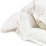 Het Recycled Down All Seasons Dekbed van By Mölle, vervaardigd uit 100% GOTS-gecertificeerd biologisch katoen en gevuld met 70% Nederlands gerecycled dons en 30% gerecyclede veertjes. Dit milieuvriendelijke dekbed beschikt over boxstiksels die zorgen voor een gelijkmatige verdeling van de vulling, wat zorgt voor constante warmte gedurende de nacht. Het dekbed is geschikt voor mensen met allergieën en beschikt over het Nomite® keurmerk.