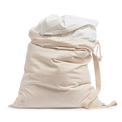 By Mölle's Recycled Down All Seasons Duvet Insert, crafted from 100% GOTS certified organic cotton and filled with 70% Dutch recycled down and 30% recycled feathers. This eco-friendly duvet features box stitching to ensure even distribution of the fill, providing consistent warmth throughout the night. The duvet is suitable for allergy sufferers, certified with the Nomite® label.