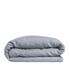By Mölle's Cloudy Blue linen duvet cover, crafted from 100% pre-washed European flax linen, features a chambray weave combining faded blue and off-white yarns. This breathable and hypoallergenic fabric offers comfort year-round and is available with either wooden buttons or a tuck-in flap closure. Handmade in the Netherlands with respect for the earth.