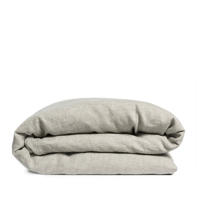 By Mölle's Flax linen duvet cover, crafted from 100% pre-washed European flax linen, features a natural, earthy tone achieved through chambray weaving with flax and off-white yarns. This breathable and hypoallergenic fabric offers comfort year-round and is available with either wooden buttons or a full-width tuck-in flap closure. Handmade in the Netherlands with respect for the earth.