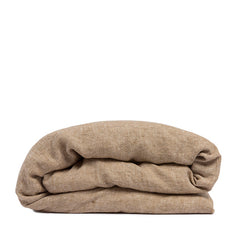 By Mölle's Hazel linen duvet cover, crafted from 100% pre-washed European flax linen. This warm, earthy tone adds a natural touch to your bedroom. The duvet cover is available with either wooden buttons or a tuck-in flap closure, combining functionality with timeless design.