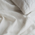 Linnen dekbedovertrek in de kleur Warm White van By Mölle, vervaardigd uit 100% voorgewassen Europees vlaslinnen. De pure tint met een vleugje crème krijgt extra diepte door de hoogwaardige chambray-weving. Verkrijgbaar met houten knopen of een instopstrook over de gehele breedte. Het ademende en hypoallergene linnen biedt comfort in elk seizoen.