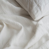 Linnen dekbedovertrek in de kleur Warm White van By Mölle, vervaardigd uit 100% voorgewassen Europees vlaslinnen. De pure tint met een vleugje crème krijgt extra diepte door de hoogwaardige chambray-weving. Verkrijgbaar met houten knopen of een instopstrook over de gehele breedte. Het ademende en hypoallergene linnen biedt comfort in elk seizoen.