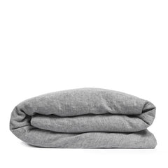 By Mölle's Pebble linen duvet cover, crafted from 100% pre-washed European flax linen, features a soft, contemporary grey shade achieved through chambray weaving with grey and off-white yarns. This breathable and hypoallergenic fabric offers comfort year-round and is available with either wooden buttons or a full-width tuck-in flap closure. Handmade in the Netherlands with respect for the earth.