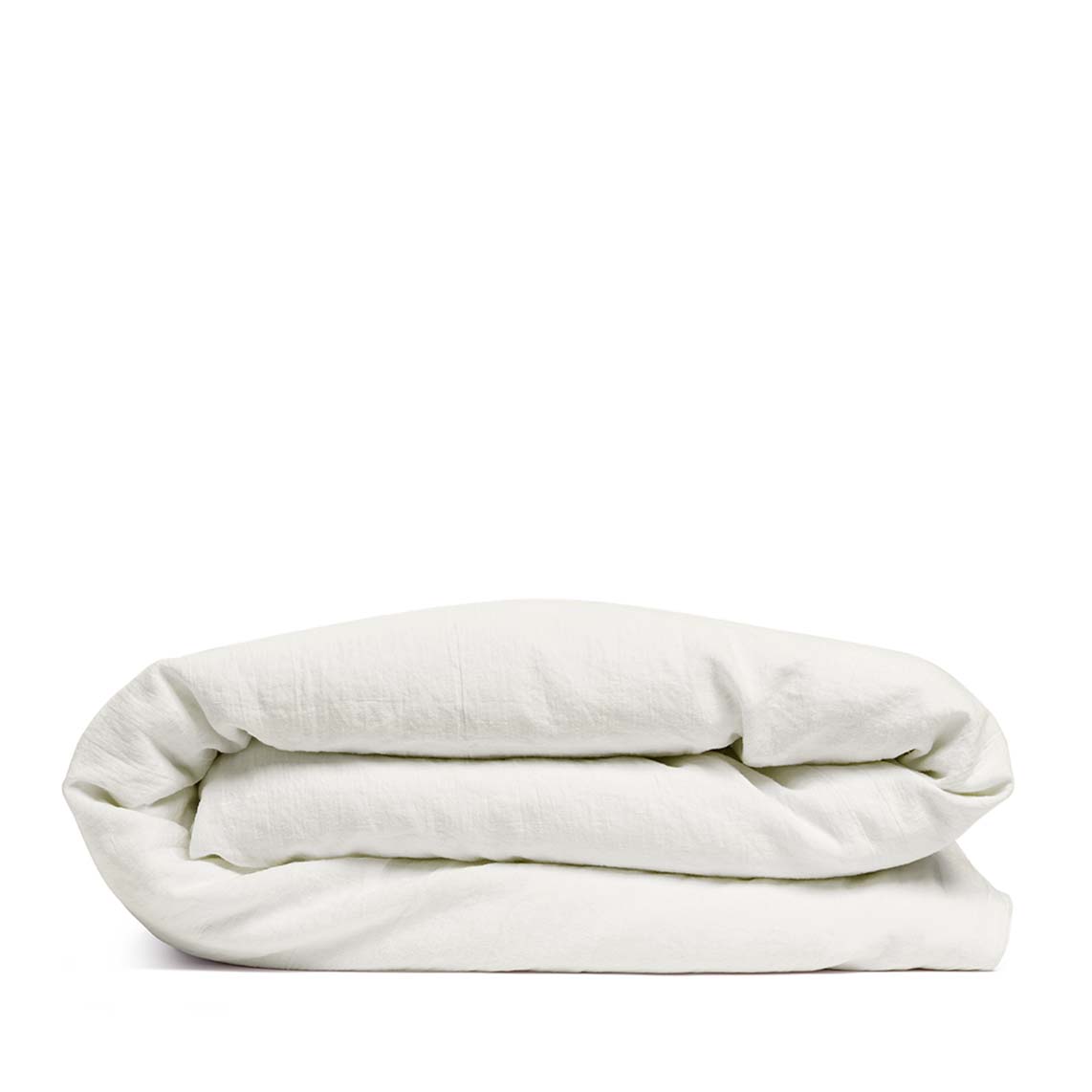 By Mölle's Warm White linen duvet cover, crafted from 100% pre-washed European flax linen, features a pure tone with a touch of cream. The high-quality chambray weave adds depth and character. Available with wooden buttons or a full-width tuck-in flap closure, this breathable and hypoallergenic fabric offers year-round comfort.