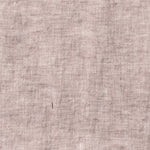 Linnen dekbedovertrek in de kleur Pink Salt van By Mölle, vervaardigd uit 100% voorgewassen Europees vlaslinnen. Chambray geweven met roze en off-white garens, biedt dit dekbedovertrek een warme roze tint die een zachte sfeer creëert in de slaapkamer. Verkrijgbaar met houten knopen of een instopstrook als sluiting