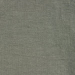 Linnen in de kleur Olive van By Mölle, vervaardigd uit 100% voorgewassen Europees vlaslinnen. Deze zachte groentint is geïnspireerd op de bladeren van de olijfboom. Het ademende en hypoallergene linnen biedt comfort in elk seizoen.