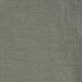 Linnen in de kleur Olive van By Mölle, vervaardigd uit 100% voorgewassen Europees vlaslinnen. Deze zachte groentint is geïnspireerd op de bladeren van de olijfboom. Het ademende en hypoallergene linnen biedt comfort in elk seizoen.
