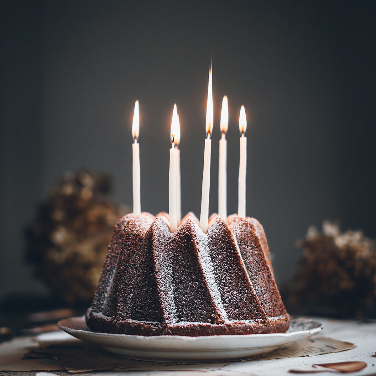 Gingerbread bundt cake with cinnamon-rum icing