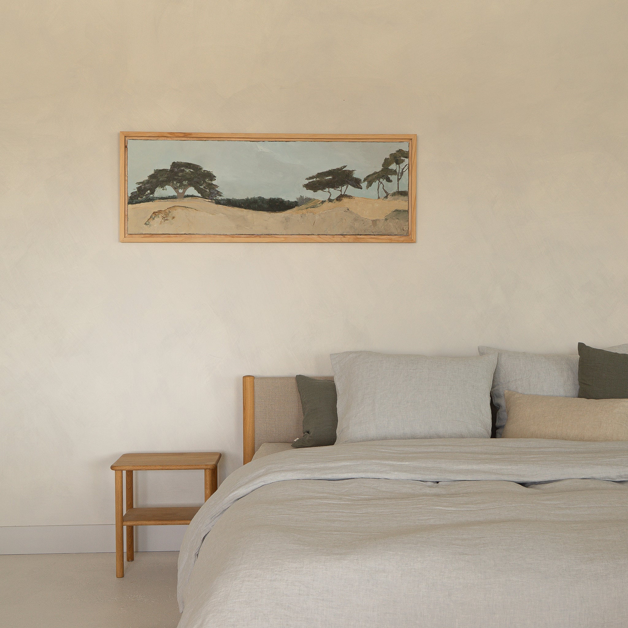 Expositiebeelden van schilderijen van Esther van der Sluis in een interieur context.