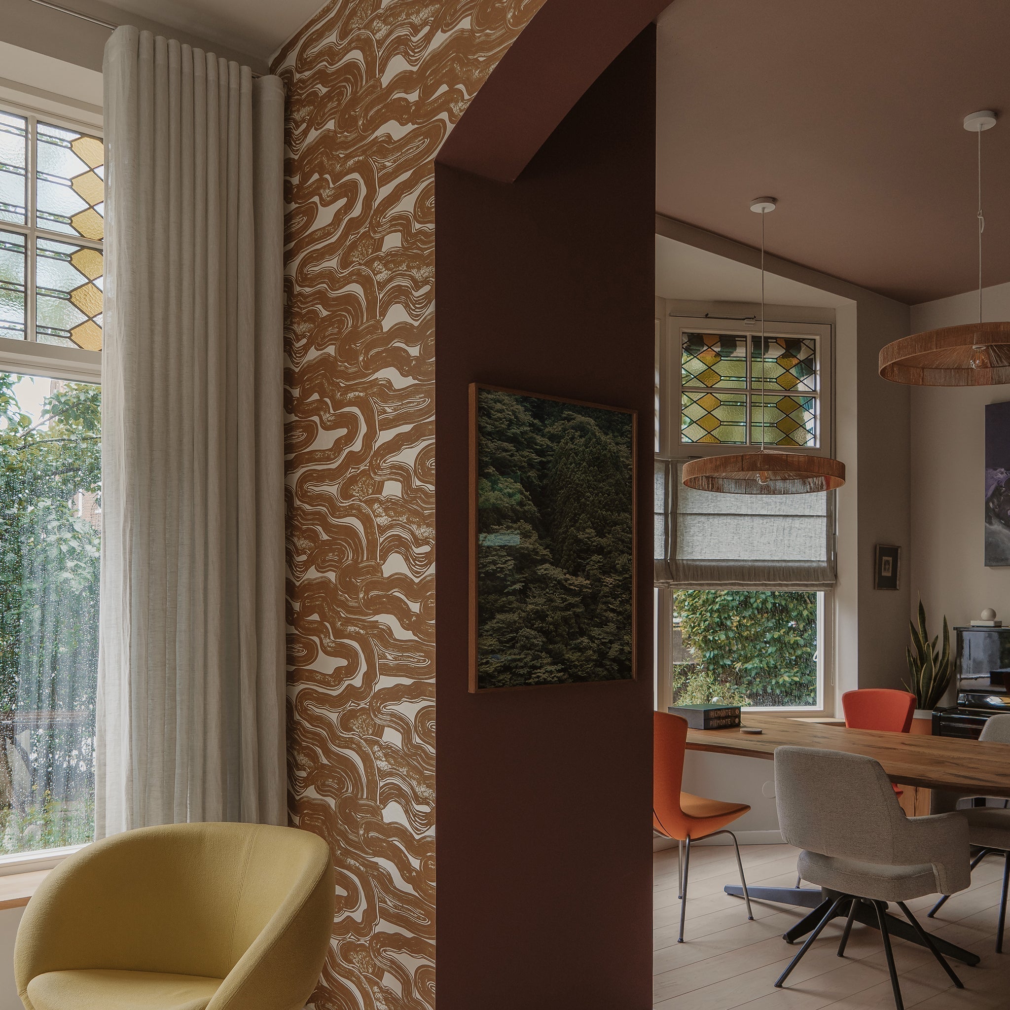 By Mölle linnen gordijnen in een kleurrijk familiehuis in Nijmegen, styling door Theobert Pot.