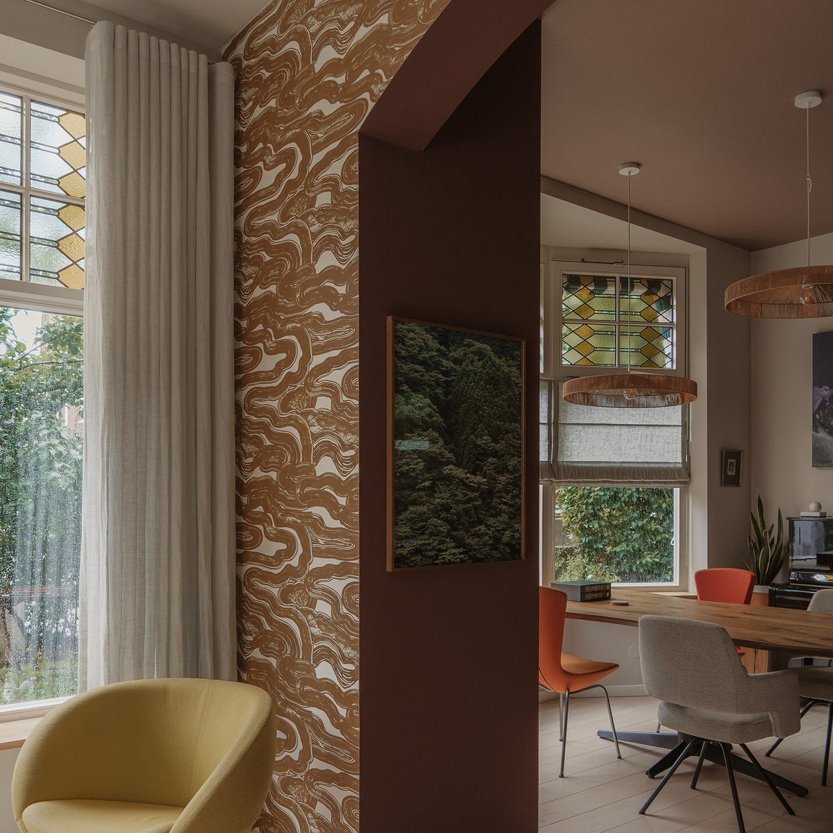 By Mölle linnen gordijnen in een kleurrijk familiehuis in Nijmegen, styling door Theobert Pot.