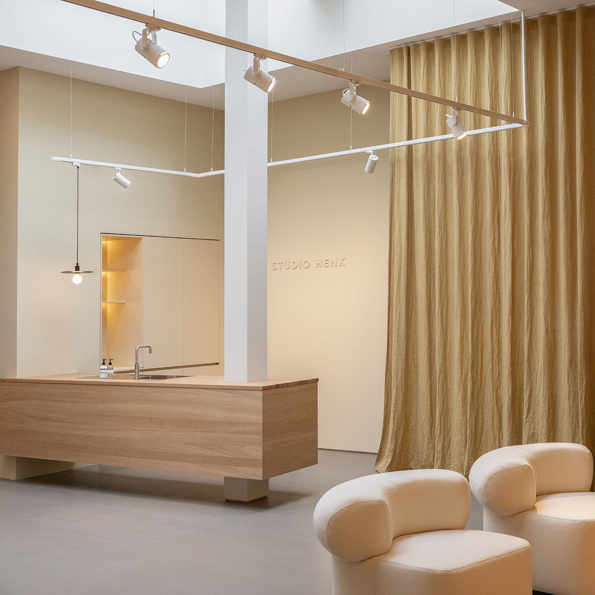 Voor hun nieuwe winkel in Haarlem koos Studio HENK voor honey linnen gordijnen van By Mölle. Een natuurlijke, warme sfeer in een ruimte vol lef, licht en design.