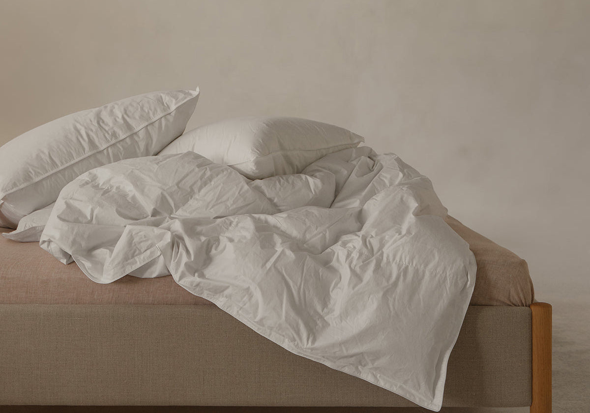 Donzen dekbed en hoofdkussens van By Mölle, gemaakt van gerecycled dons
