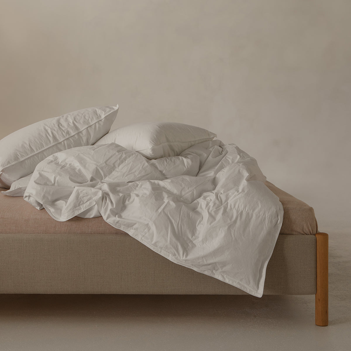 Donzen dekbed en hoofdkussens van By Mölle, gemaakt van gerecycled dons