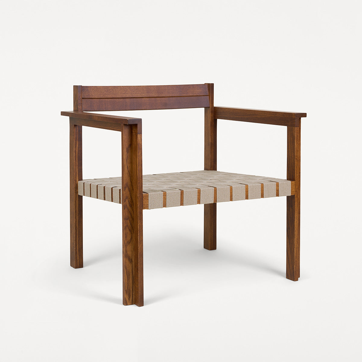 Symmetry fauteuil van natuurlijk geolied essenhout met een comfortabele zit van licht linnenblend textiel, met een open, minimalistisch frame en Scandinavische uitstraling.
