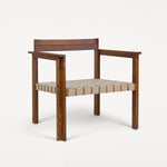 Symmetry fauteuil van natuurlijk geolied essenhout met een comfortabele zit van licht linnenblend textiel, met een open, minimalistisch frame en Scandinavische uitstraling.