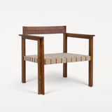 Symmetry fauteuil van natuurlijk geolied essenhout met een comfortabele zit van licht linnenblend textiel, met een open, minimalistisch frame en Scandinavische uitstraling.