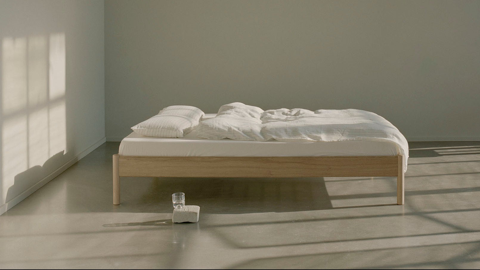 Bedframe van gezeept massief eiken, zonder hoofdbord.
