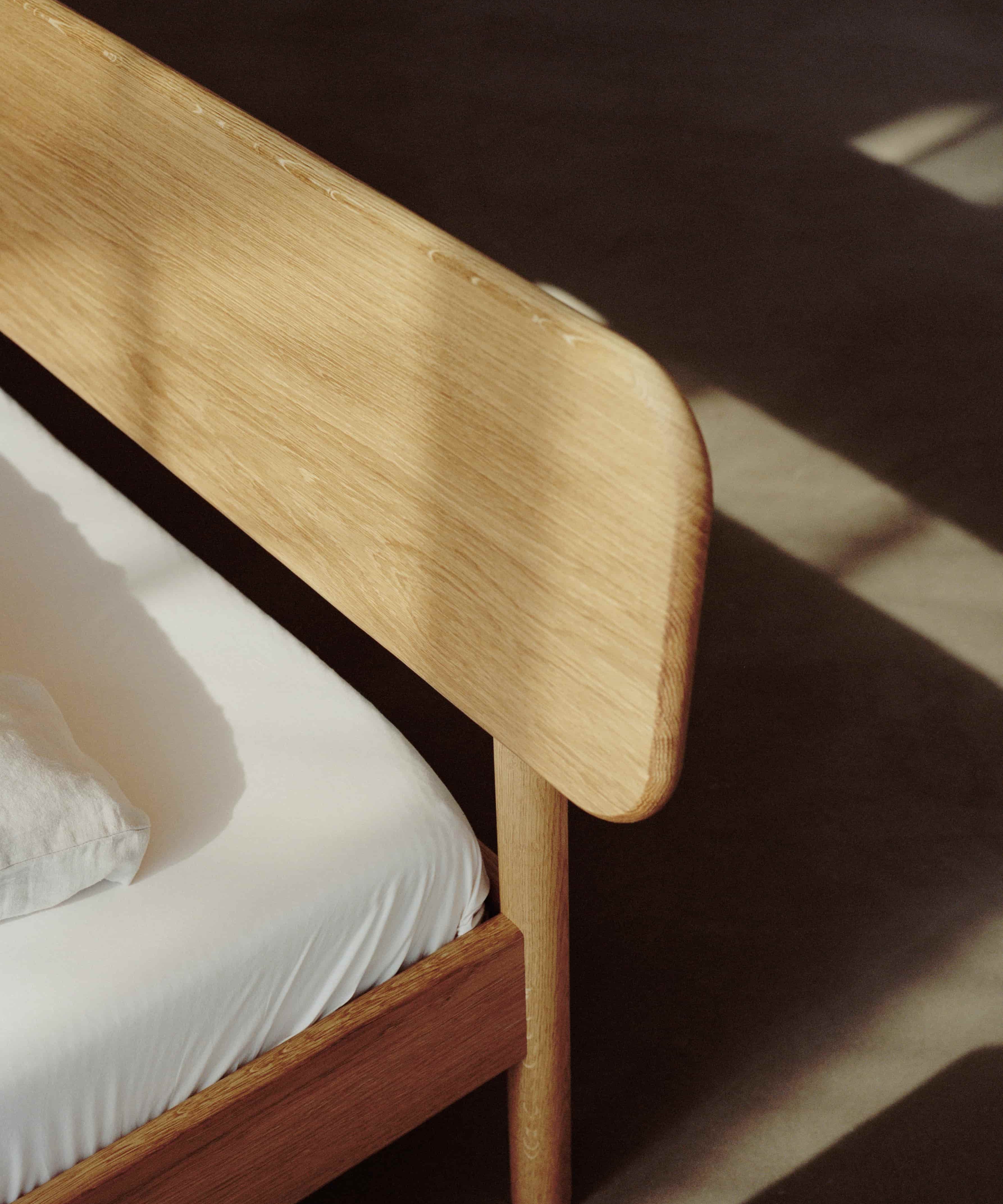Alken bedframe met hoofdbord van massief eikenhout.