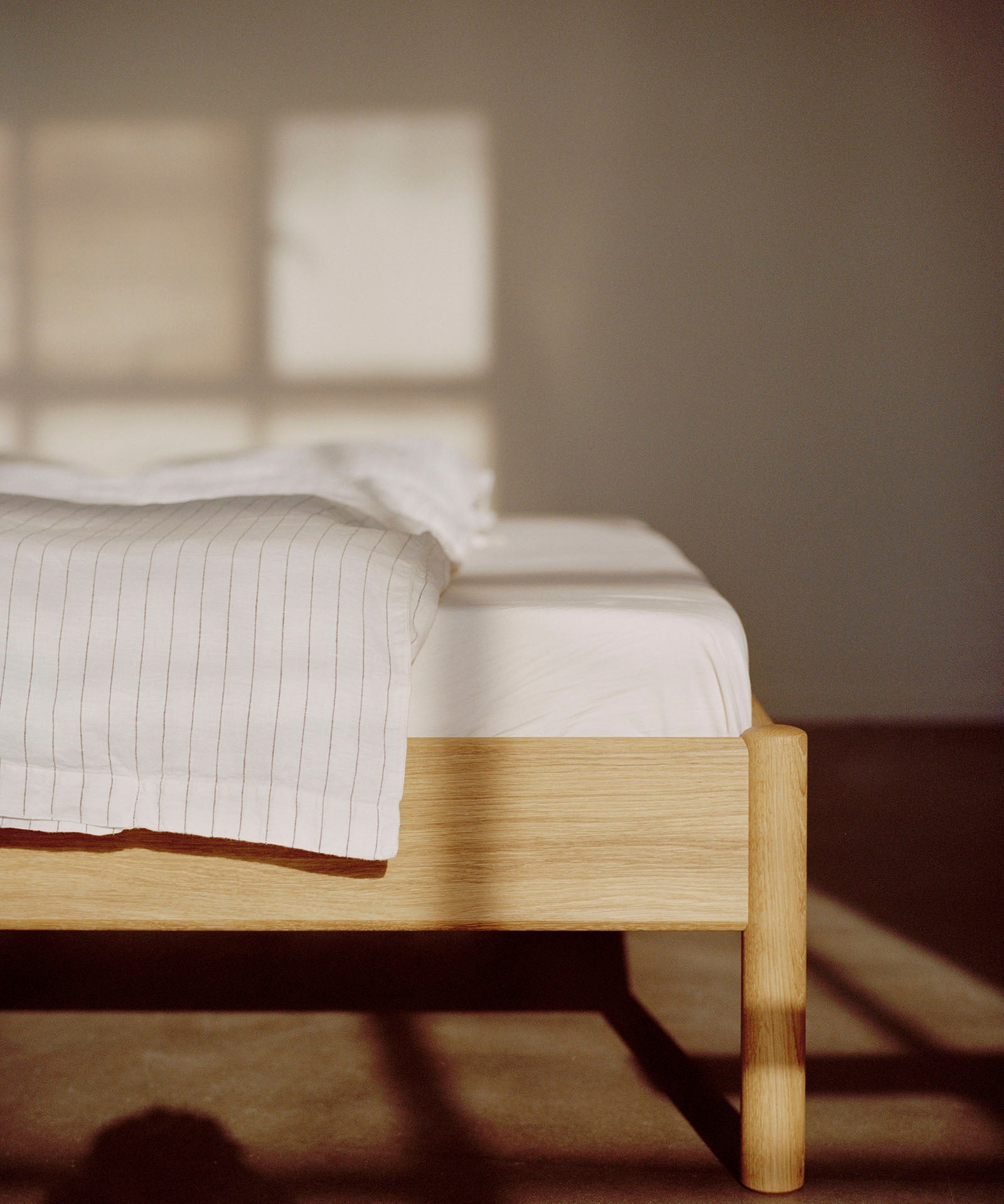 Alken bedframe van massief eikenhout.