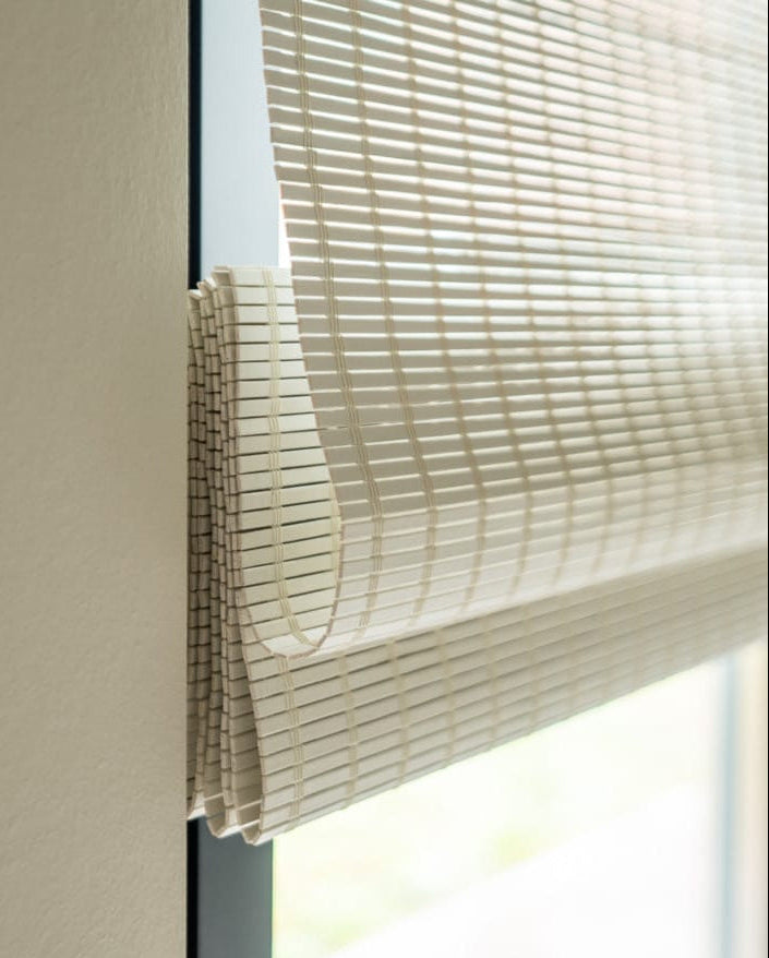 vouwgordijn gemaakt van geweven hout