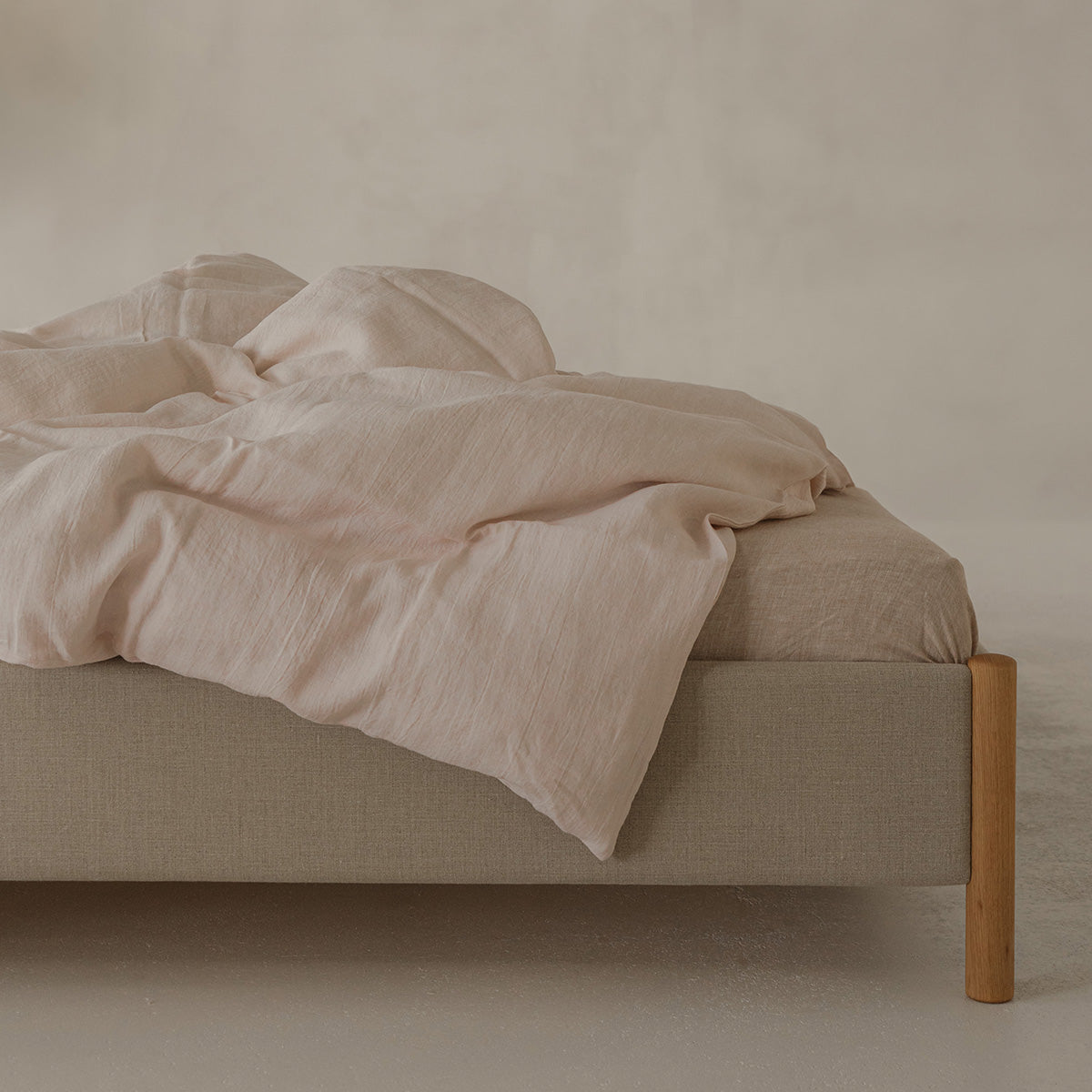 Linnen dekbedovertrek in de kleur Blush van By Mölle, vervaardigd uit 100% voorgewassen Europees vlaslinnen. Deze zachte, poederroze tint ontstaat door chambray-weving. Het ademende en hypoallergene linnen biedt comfort in elk seizoen en is verkrijgbaar met houten knopen of een instopstrook over de gehele breedte.