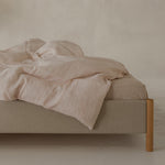 Linnen dekbedovertrek in de kleur Blush van By Mölle, vervaardigd uit 100% voorgewassen Europees vlaslinnen. Deze zachte, poederroze tint ontstaat door chambray-weving. Het ademende en hypoallergene linnen biedt comfort in elk seizoen en is verkrijgbaar met houten knopen of een instopstrook over de gehele breedte.
