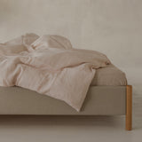 Linnen dekbedovertrek in de kleur Blush van By Mölle, vervaardigd uit 100% voorgewassen Europees vlaslinnen. Deze zachte, poederroze tint ontstaat door chambray-weving. Het ademende en hypoallergene linnen biedt comfort in elk seizoen en is verkrijgbaar met houten knopen of een instopstrook over de gehele breedte.