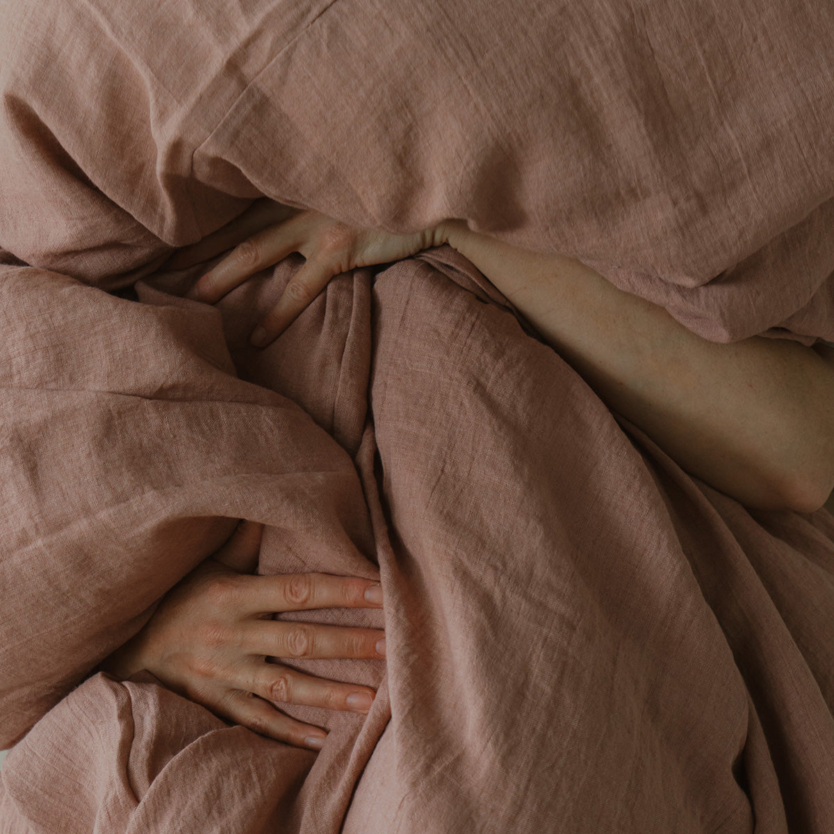 By Mölle's Pink Salt linen duvet cover, crafted from 100% pre-washed European flax linen, features a chambray weave combining pink and off-white threads. This warm pink hue adds a soft touch to any bedroom. The duvet cover is available with either wooden buttons or a tuck-in flap closure.