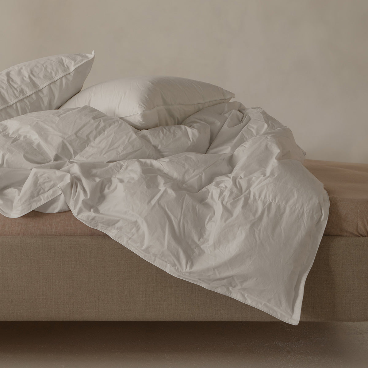 Het Recycled Down All Seasons Dekbed van By Mölle, vervaardigd uit 100% GOTS-gecertificeerd biologisch katoen en gevuld met 70% Nederlands gerecycled dons en 30% gerecyclede veertjes. Dit milieuvriendelijke dekbed beschikt over boxstiksels die zorgen voor een gelijkmatige verdeling van de vulling, wat zorgt voor constante warmte gedurende de nacht. Het dekbed is geschikt voor mensen met allergieën en beschikt over het Nomite® keurmerk.