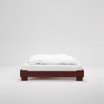 Cubico massief houten bedframe in de kleur donker amber.