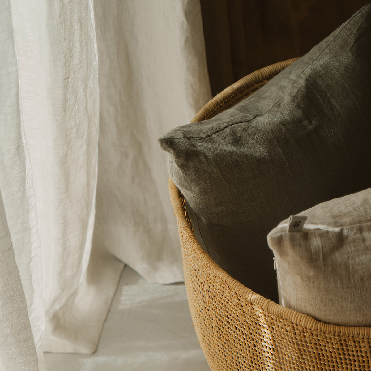 By Mölle linnen kussens in de natuurlijke tinten olive en flax. Met de hand gemaakt in ons eigen atelier in Dalfsen.