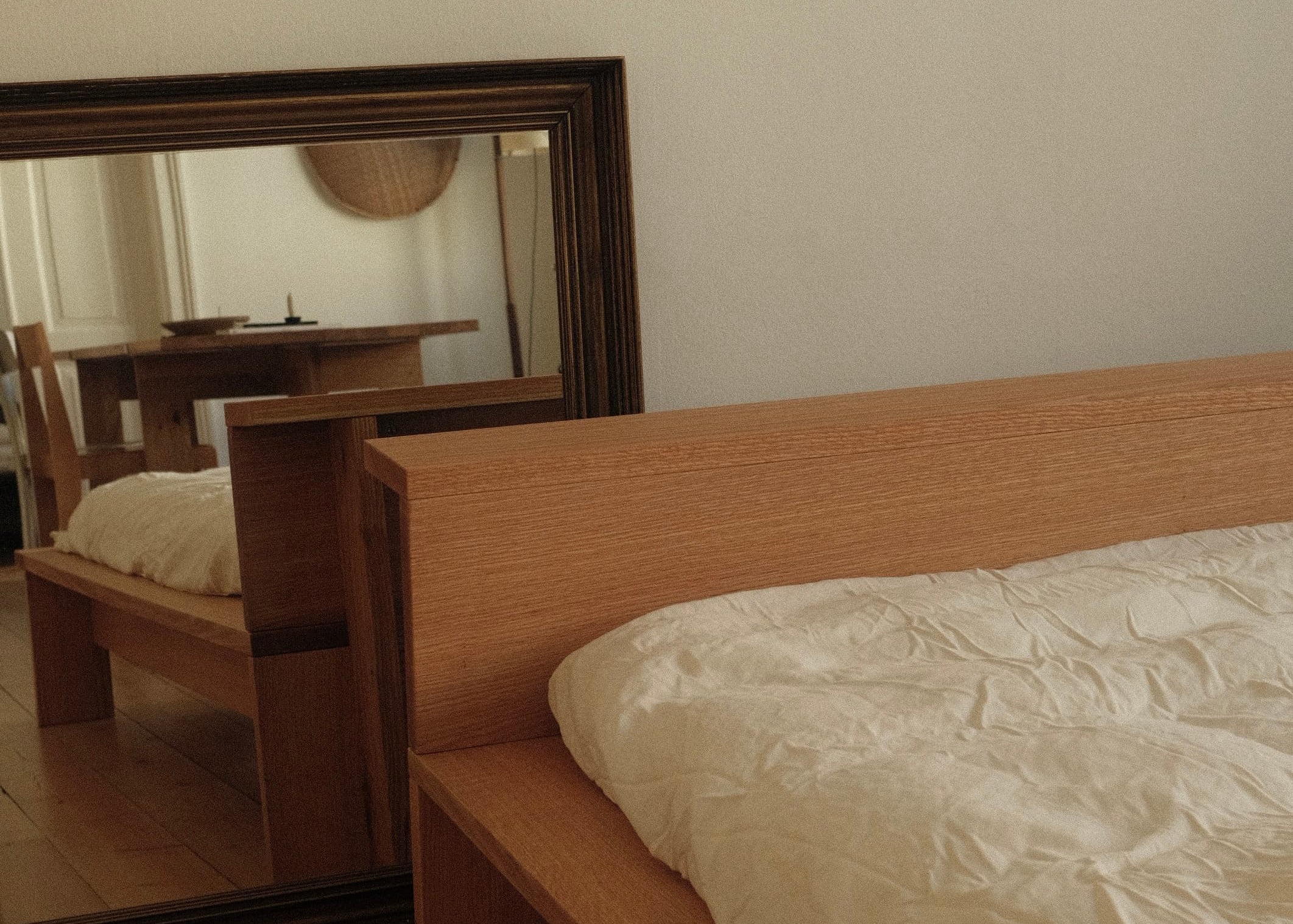 Hem bedframe van geolied massief rood eikenhout. Scandinavisch design, handgemaakt in Denemarken.