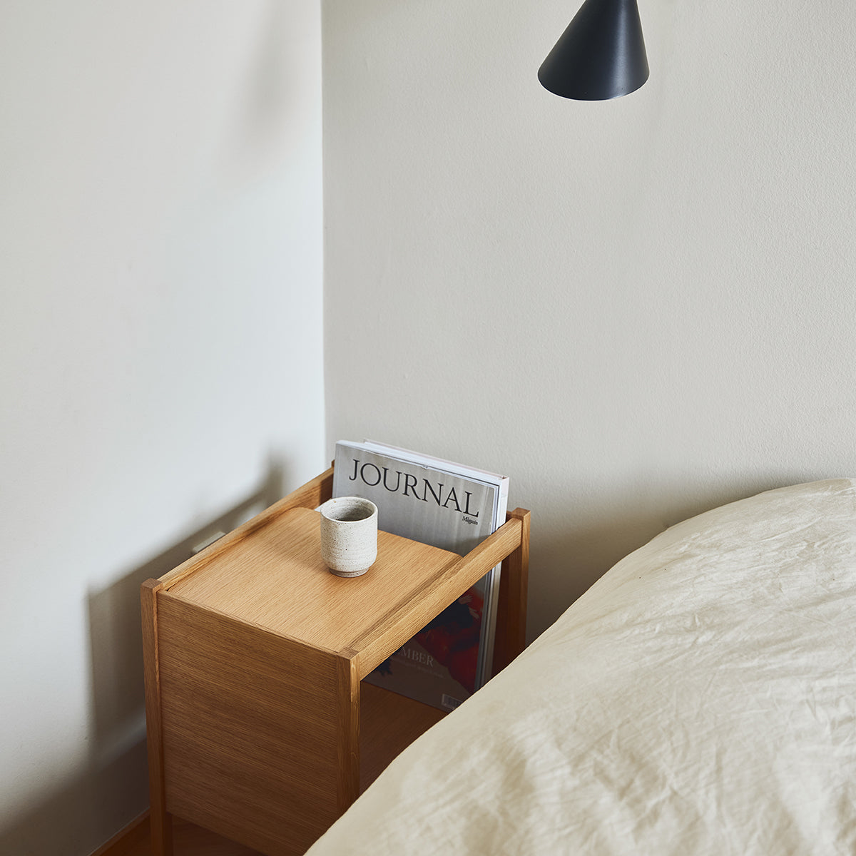 Nachtkastje Form & Refine Journal side table natural oak